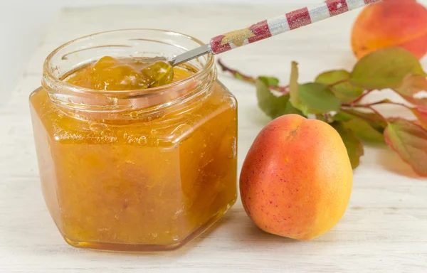 Mermelada de fruta fresca de albaricoque con hojas — Foto de Stock