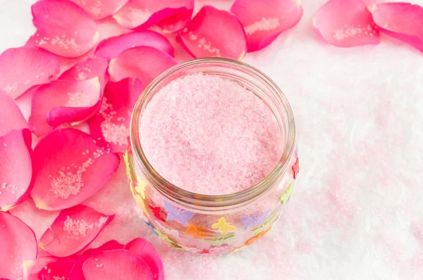 Pink rose on rose petals and bath salt — Stock Photo, Image