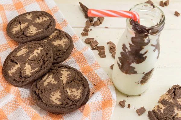 Brun-Chocolate chip cookies och mjölk — Stockfoto