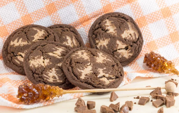 Brun-Chocolate chip cookies på orange duk — Stockfoto