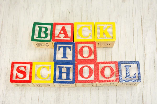 Volver a la escuela escrito en letras de cubículo de madera — Foto de Stock