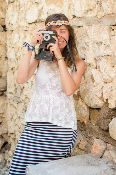 Girl with vintage camera in a old town — Stock Photo, Image