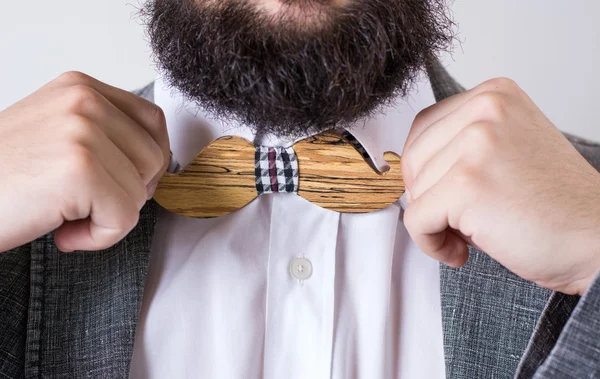 Hombre barbudo con traje —  Fotos de Stock