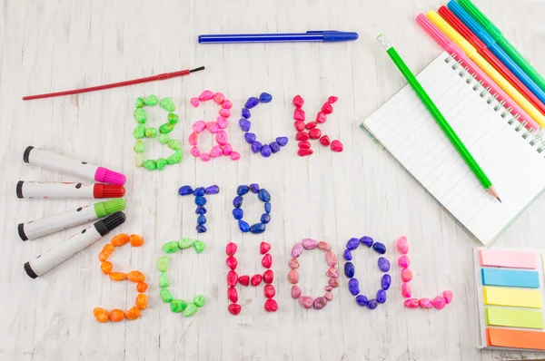 Retour à l'école écrit avec des pierres colorées — Photo