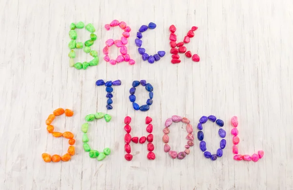 Zurück zur Schule mit bunten Steinen geschrieben — Stockfoto