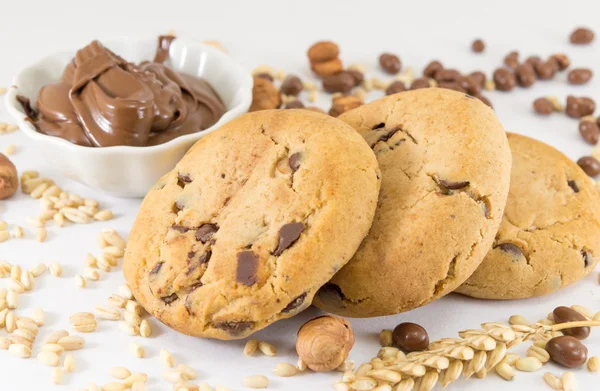 Biscoitos de chocolate e creme de avelãs — Fotografia de Stock