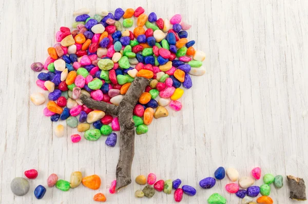 Pedras coloridas formando uma forma de árvore — Fotografia de Stock
