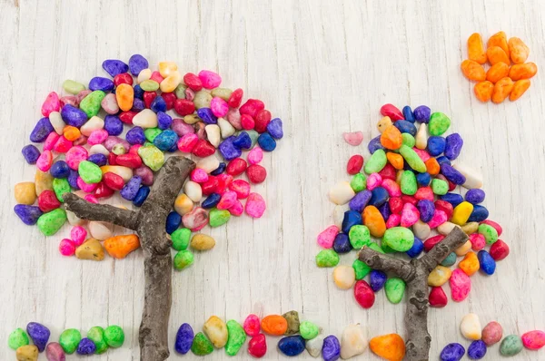 Pedras coloridas formando uma forma de árvore — Fotografia de Stock