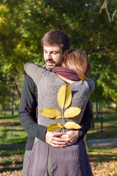 Amante casal abraçando no parque — Fotografia de Stock