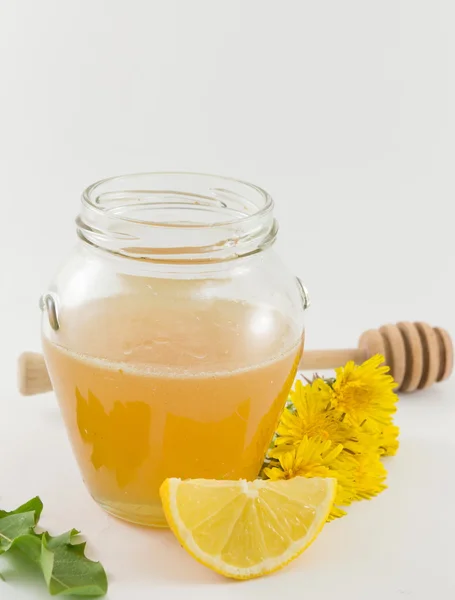 Glas Honig, gelber Löwenzahn und Zitronen — Stockfoto