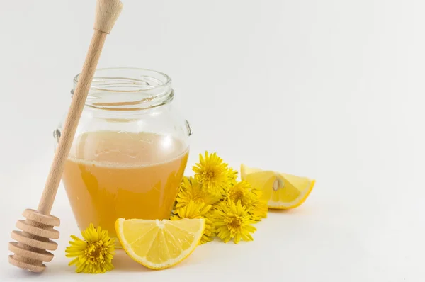 Sklenice medu, žlutá Pampeliška a citrony — Stock fotografie
