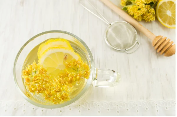 Tee aus Linden mit frischen Blumen und Zitrone — Stockfoto
