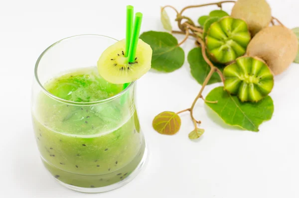 Buah kiwi segar dengan jus kiwi untuk makanan penutup yang sehat — Stok Foto