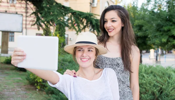 Amigos tomando selfie com um tablet — Fotografia de Stock