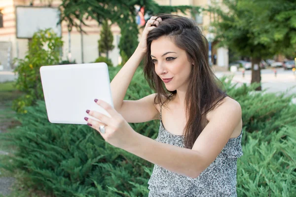 Jovem mulher a tomar selfie com um comprimido — Fotografia de Stock