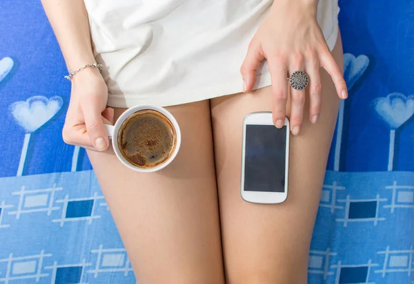 Девушка, использующая смартфон и кофе — стоковое фото