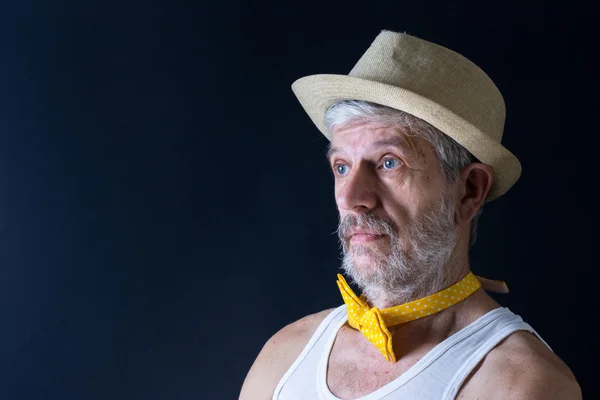 帽子と蝶ネクタイの狂気の年配の男性 — ストック写真