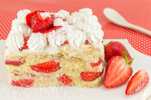 Gâteau aux fruits fait maison avec fraise fraîche — Photo