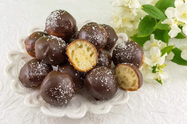 Chocolade truffels in een houten doos — Stockfoto