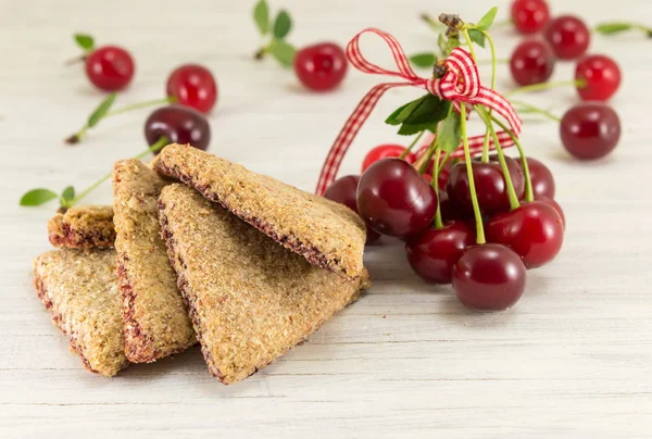 Integrální soubory cookie s třešněmi — Stock fotografie