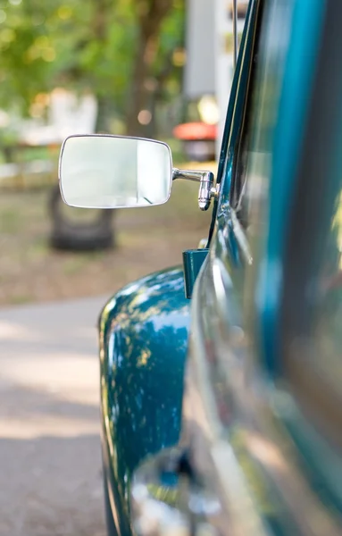 Espejo trasero de un coche viejo —  Fotos de Stock