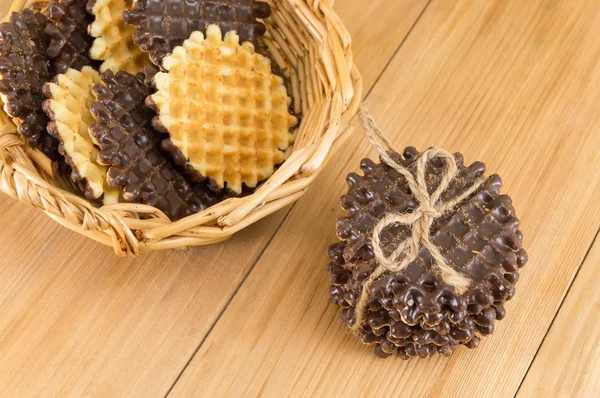 Chocolade overdekte ronde zelfgemaakte koekjes — Stockfoto