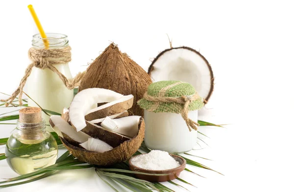 Coconut produkter, färsk frukt mjölk och olja — Stockfoto