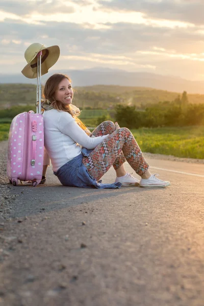 Lonely girl sitting on the road — Stock Photo, Image