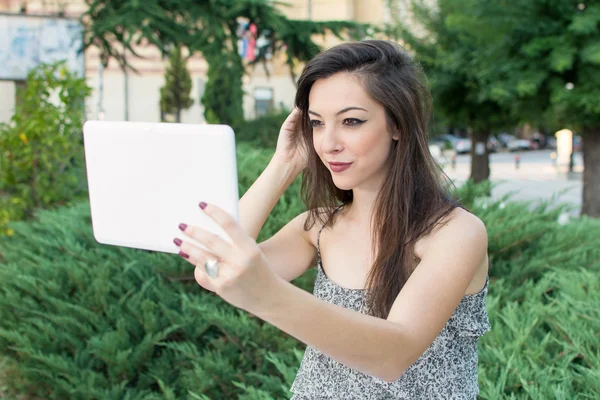 Jovem mulher a tomar selfie com um comprimido — Fotografia de Stock