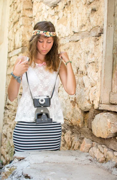 Girl with vintage camera in a old town — Stock Photo, Image