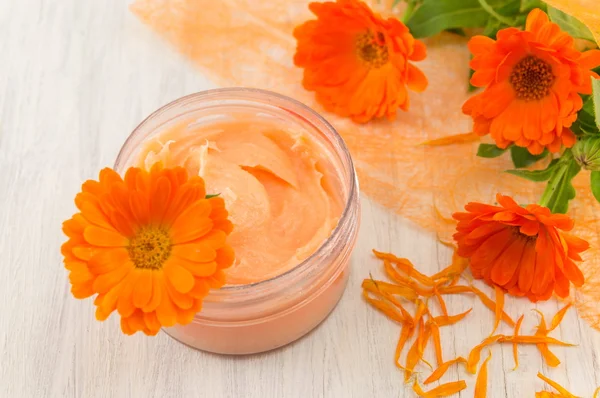 Creme de calêndula com um buquê de flores frescas — Fotografia de Stock