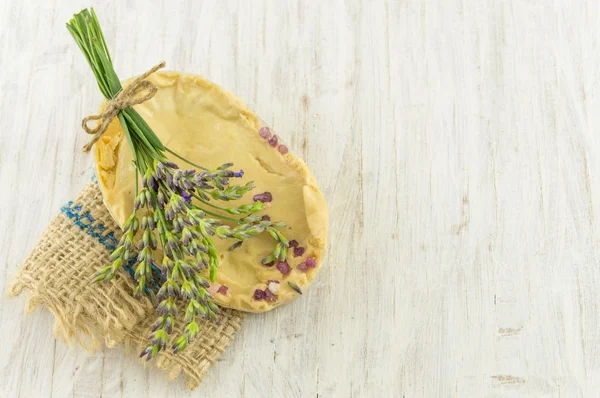 Sapone di lavanda e bouquet di rami di fiori — Foto Stock