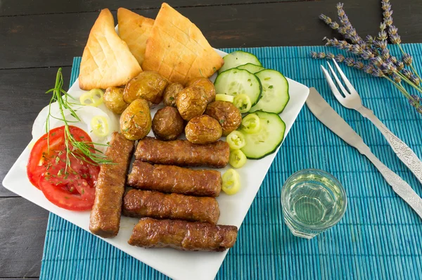 Grillen auf einem Teller mit Extras — Stockfoto