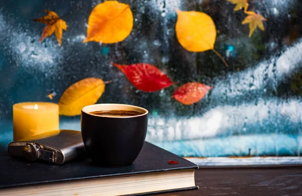 Egy Csésze Kávé Lehullott Őszi Levelek Ablakon Hangulatos Otthoni Légkör — Stock Fotó