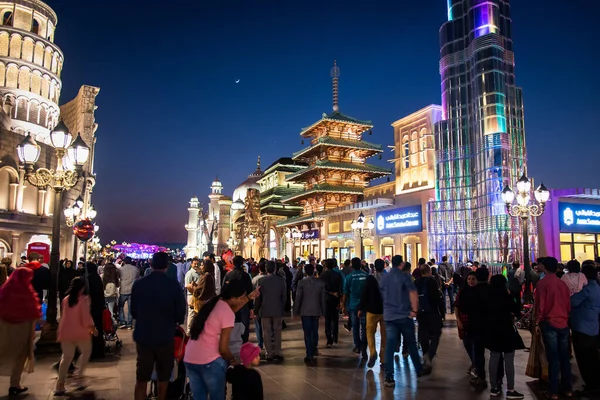 阿拉伯联合酋长国迪拜 2019年11月29日 夜晚拥挤的迪拜地球村 世界上最受欢迎的旅游景点 有来自世界各地的商店和餐馆 也是阿拉伯联合酋长国游客最多的地方之一 — 图库照片