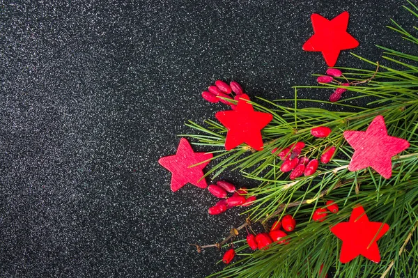 Röd Jul Dekorationer Och Gran Träd Mörk Glänsande Bakgrund — Stockfoto