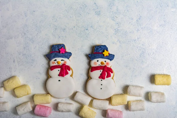 Χιονάνθρωπος Σχήμα Χριστουγεννιάτικα Μπισκότα Και Marshmallow Ένα Τραπέζι Χειμερινές Διακοπές — Φωτογραφία Αρχείου