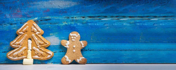 圣诞饼干放在一张桌子上 桌上有过冬的装饰和象征 上面有蓝色的木制桌子 上面有复制的空间 — 图库照片