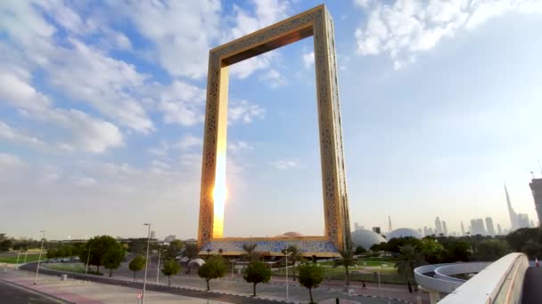 Traffico Intenso Dalla Cornice Dubai Punto Riferimento Architettonico Una Destinazione — Video Stock