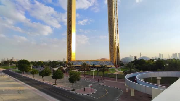 ドバイ フレーム 建築のランドマーク アラブ首長国連邦のドバイのザベル公園の観光地で忙しい交通 — ストック動画