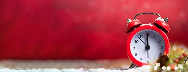 Reloj Vintage Acercándose Medianoche Contra Fondo Rojo Navidad Con Gran — Foto de Stock