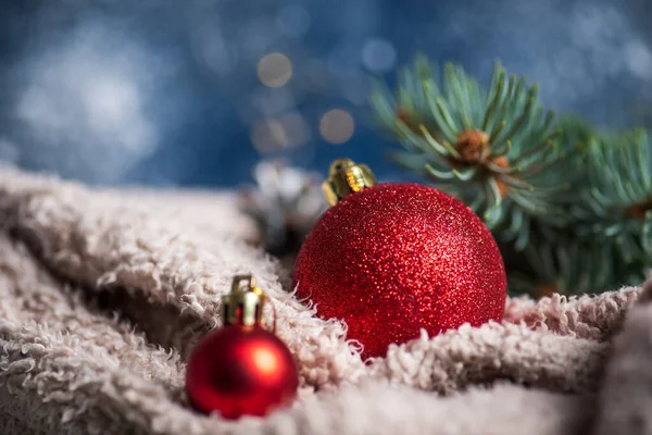 Červené Vánoční Míč Ornament Zimní Dovolenou Slavnostní Pozadí — Stock fotografie