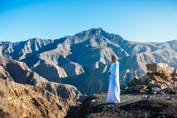 Arabský Muž Těší Pohled Pouštní Pískovcovou Horu Jebel Jais Ras — Stock fotografie