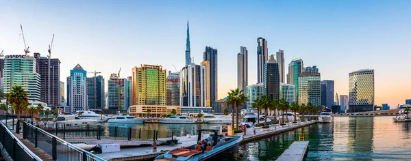 阿拉伯联合酋长国迪拜 2020年11月19日 日落时从迪拜市中心地区的马拉西码头俯瞰迪拜天际线全景 — 图库照片