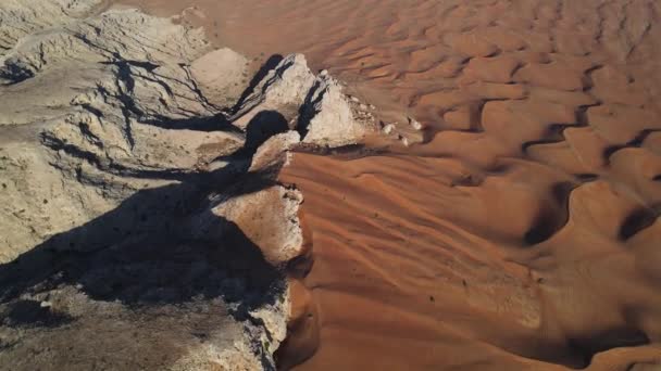 Γραφικό Ορυκτό Βράχο Στην Έρημο Σάρζα Των Ηνωμένων Αραβικών Εμιράτων — Αρχείο Βίντεο