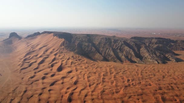 Scenic Fossil Rock Sharjah Desert United Arab Emirates Aerial Footage — Vídeo de stock