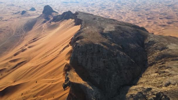 Scenic Fossil Rock Sharjah Desert United Arab Emirates Aerial Footage — Vídeo de stock