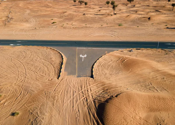 Prázdná Křižovatka Pískem Silnice Setkání Dálnice Spojených Arabských Emirátech Pouštní — Stock fotografie