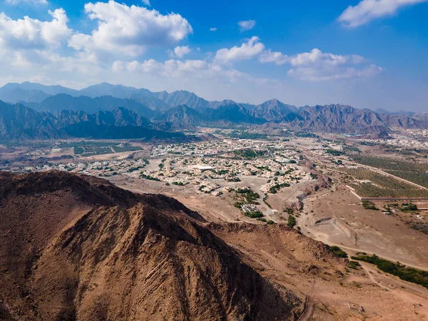 阿拉伯联合酋长国空中俯瞰迪拜Hatta飞地的哈贾尔山环绕的哈塔镇空中景观 — 图库照片