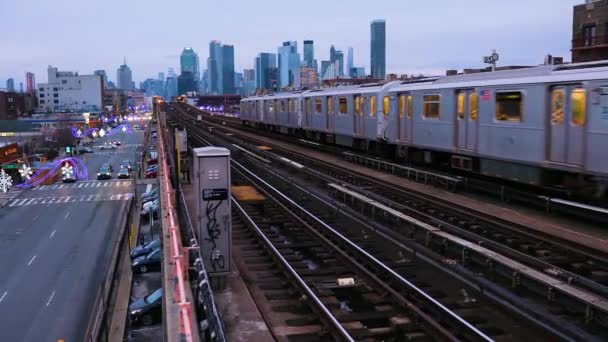 Güneşli Bir Yaz Gününde Brooklyn Deki Bir Metro Istasyonuna Gelen — Stok video
